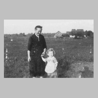 099-0024 Frau Koske mit ihrem Enkel.JPG